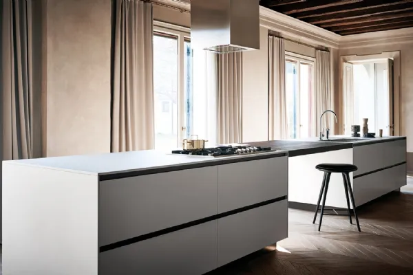 Cucina Moderna lineare Maxima Everlasting Memory con ante in ceramica Bianco Natural e top in laccato bianco e rovere termocotto per il piano snack a ponte di Cesar