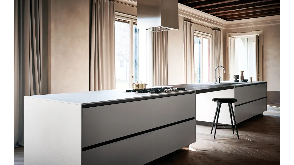 Cucina Moderna lineare Maxima Everlasting Memory con ante in ceramica Bianco Natural e top in laccato bianco e rovere termocotto per il piano snack a ponte di Cesar