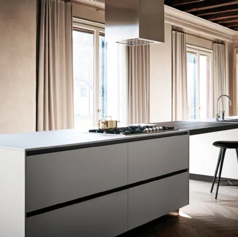 Cucina Moderna lineare Maxima Everlasting Memory con ante in ceramica Bianco Natural e top in laccato bianco e rovere termocotto per il piano snack a ponte di Cesar