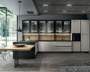 Cucina Moderna angolare con penisola in laccato opaco Nebbia, laminato Rovere biondo, vetro fumè e top in Fenix Nero Meg di Arredo3