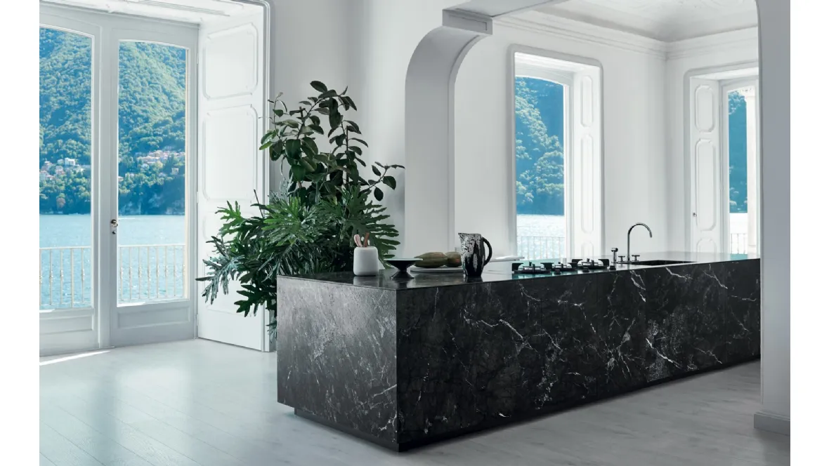 Cucina Moderna lineare N_Elle Unexpected contrast in marmo Grigio Carnico di Cesar