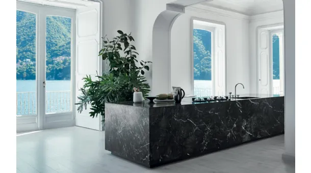 Cucina Moderna lineare Intarsio Classical Future in Rovere Fossile con Lavello in marmo Grigio di Cesar