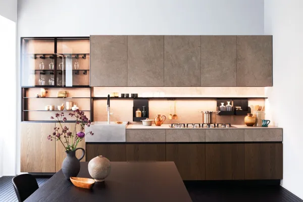 Cucina su misura lineare Maxima Refined Intimacy in Olmo Toscano e MDI con Lavello Block in acciaio Vintage di Cesar