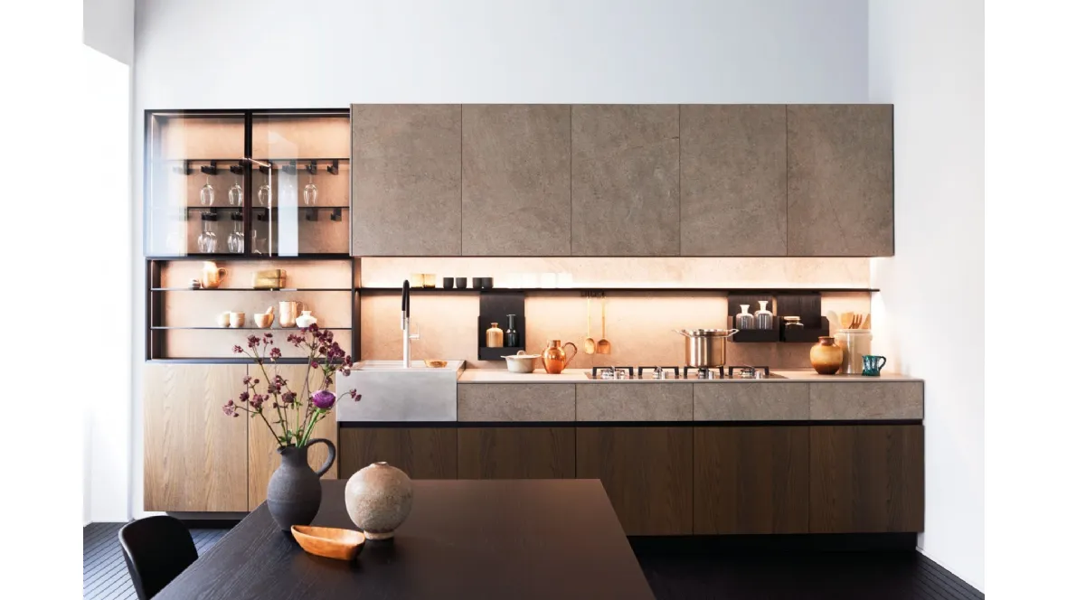 Cucina su misura lineare Maxima Refined Intimacy in Olmo Toscano e MDI con Lavello Block in acciaio Vintage di Cesar