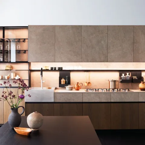 Cucina su misura lineare Maxima Refined Intimacy in Olmo Toscano e MDI con Lavello Block in acciaio Vintage di Cesar